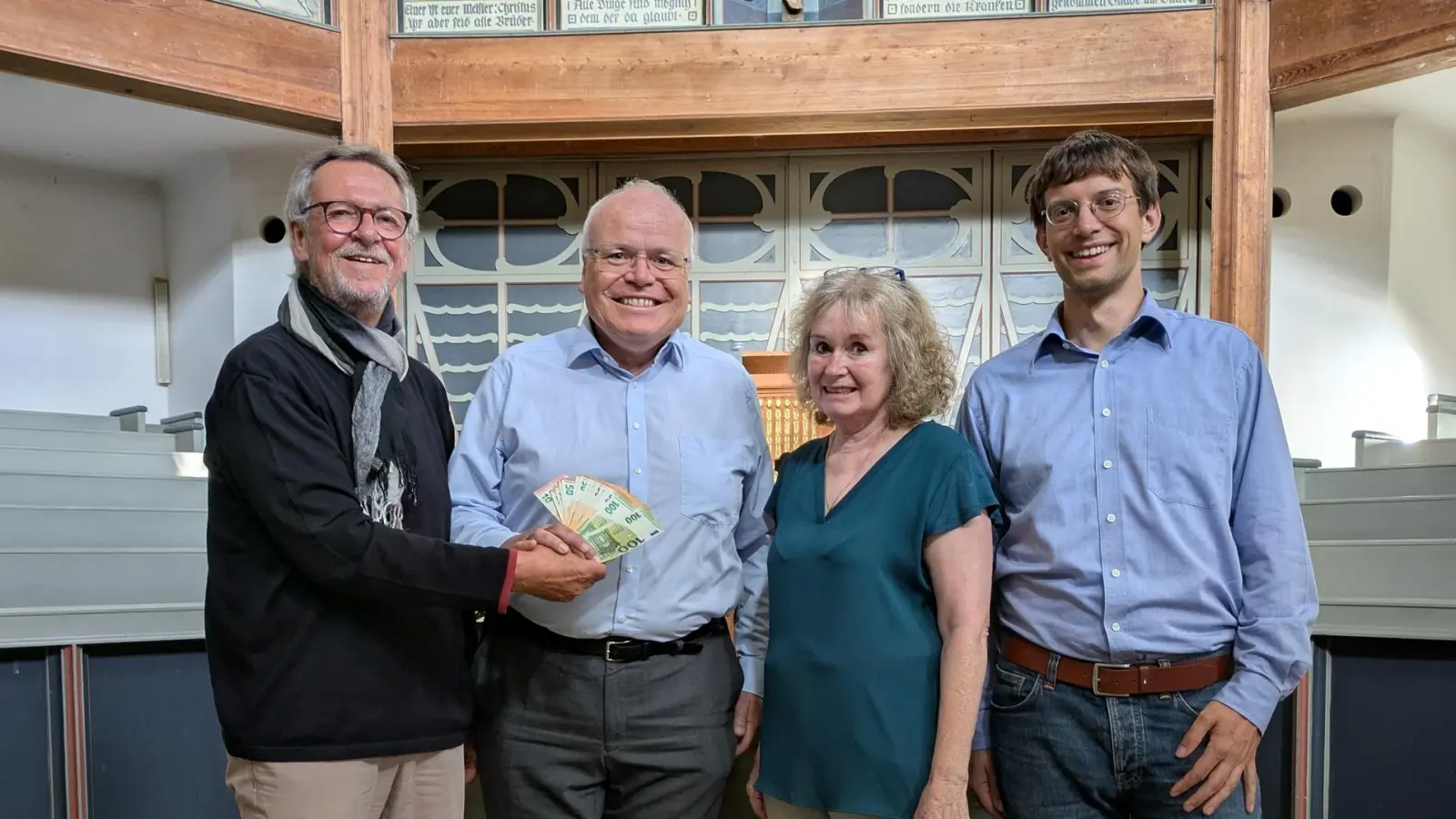 Den Erlös vom Christkindlmarkt spendete die SPD an die Aktion „Schultüte” SPD-Chef Heinrich Hofmann, Kilian Brodersen von der Kirchengemeinde, dritte Bürgermeisterin Christine Hallinger und Bürgermeisterkandidat Felix Kempf (v. l.). (Foto: us)