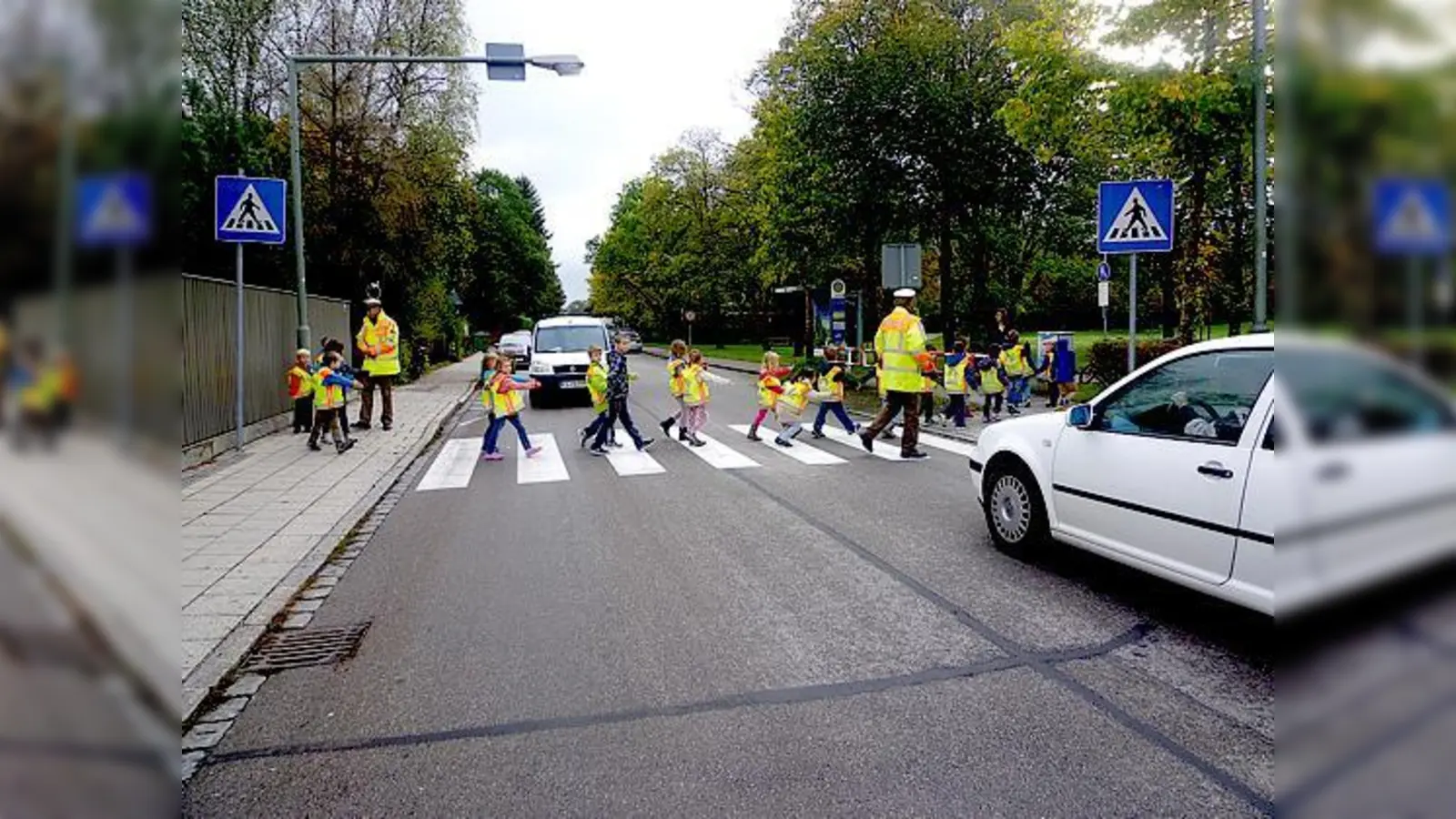 Die Erstklässler der Grundschule an der Albert-Schweitzer-Straße lernten beim Verkehrstraining, wie man einen Zebrastreifen richtig überquert. 	 (Foto: MO)