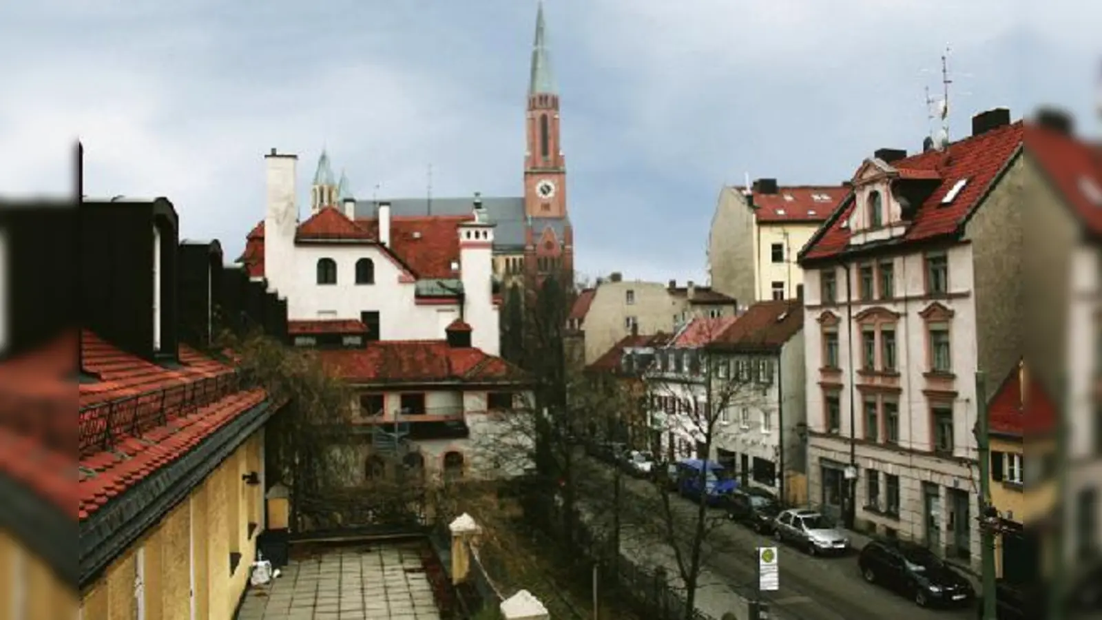 Historische Ansichten erhalten: Erfolgt der Abriss des alten SWM Gebäudes (Vordergrund), befürchtet der Bezirksausschuss, dass die Sichtachse vom »Tröpferlbad« bis zum Johannisplatz zerstört wird. (Foto: ak)