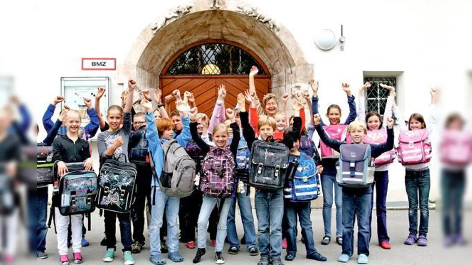 Die Viertklässler und die Rektorin Irmgard Reithmaier der Turnerschule hoffen auch in diesem Jahr auf viele Spenden-Schulranzen. 	 (Foto: mst)