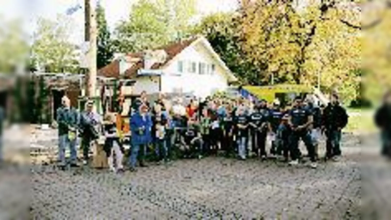 Beim Ramadama packten viele fleißige Hände mit an. Das Ergebnis konnte sich sehen lassen  und Moosach hinterher auch wieder.	 (Foto: Lehrer)