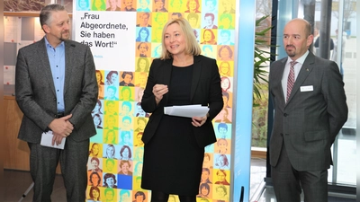 Die Abgeordneten Thomas Huber und Doris Rauscher eröffneten mit BFW-Geschäftsführer Günther Renaltner (von links) am Montag die Ausstellung.  (Foto: BFW Kirchseeon)