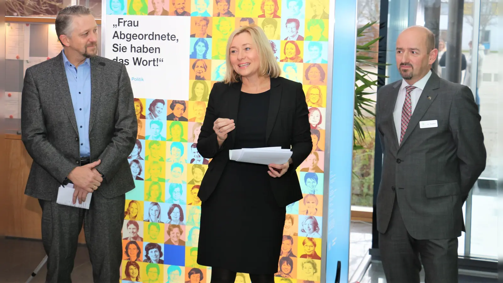 Die Abgeordneten Thomas Huber und Doris Rauscher eröffneten mit BFW-Geschäftsführer Günther Renaltner (von links) am Montag die Ausstellung.  (Foto: BFW Kirchseeon)