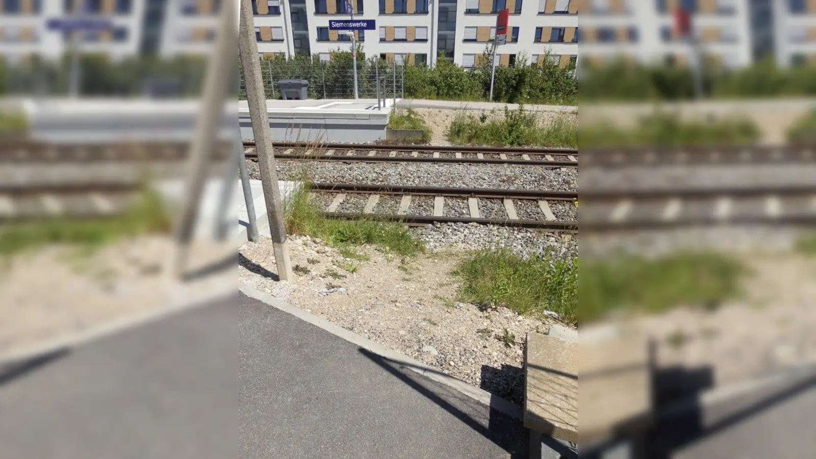 Die gefährliche Situation im Juni 2014: Am Bahnsteig konnten die Schienen ungehindert überquert werden. (Foto: KH)