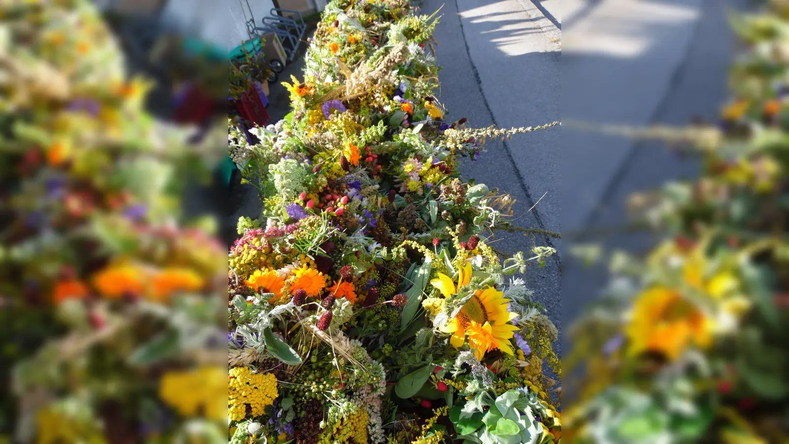 Beim Festgottesdienst findet traditioneller Weise eine Kräutersegnung statt. (Foto: Georg Rittler)