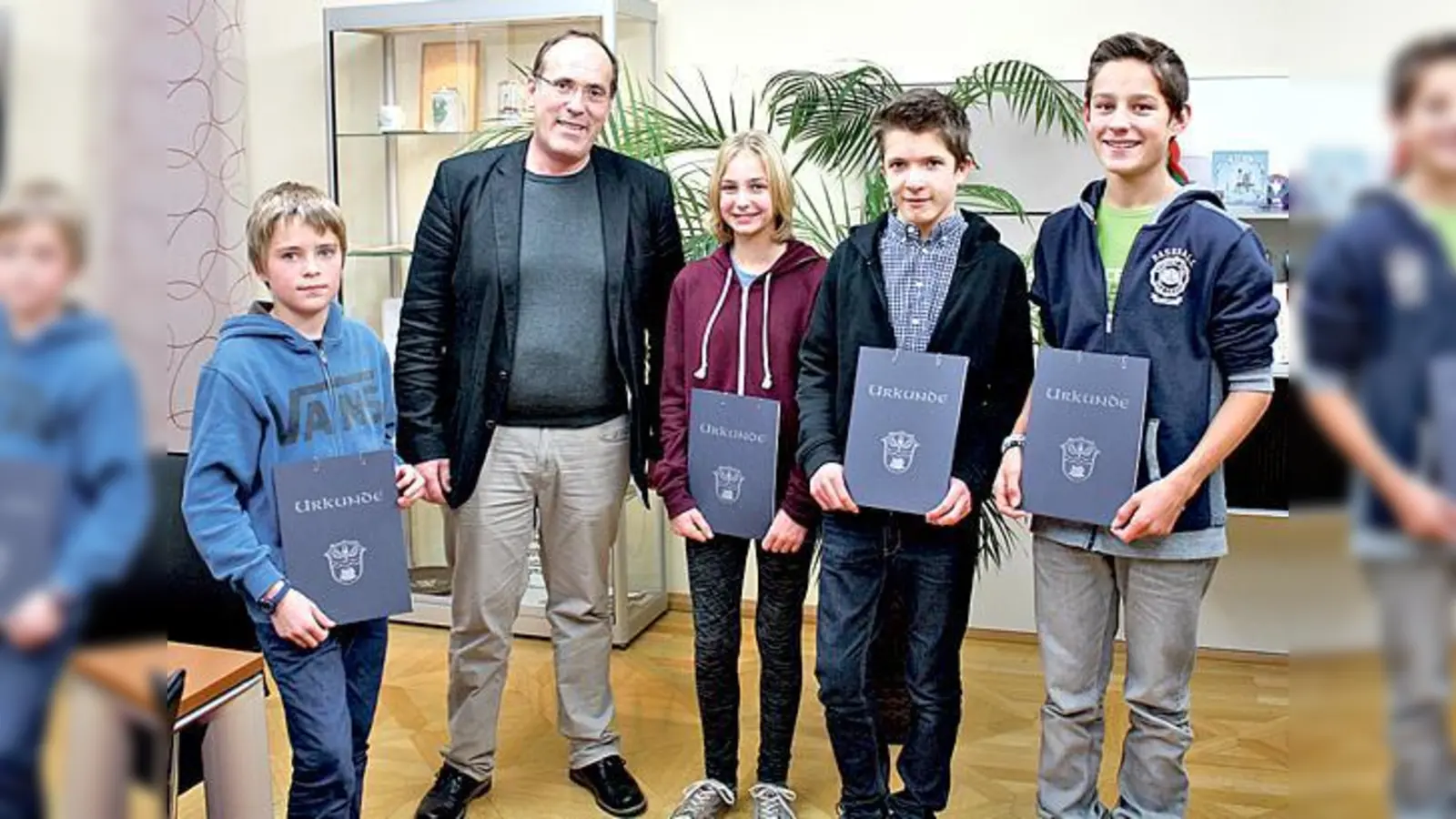 Hohenbrunns Bürgermeister Dr. Stefan Straßmair gratulierte den jungen Taleten zu ihrer erfolgreichen Teilnahme an »Jugend musiziert«.	 (Foto: Va)