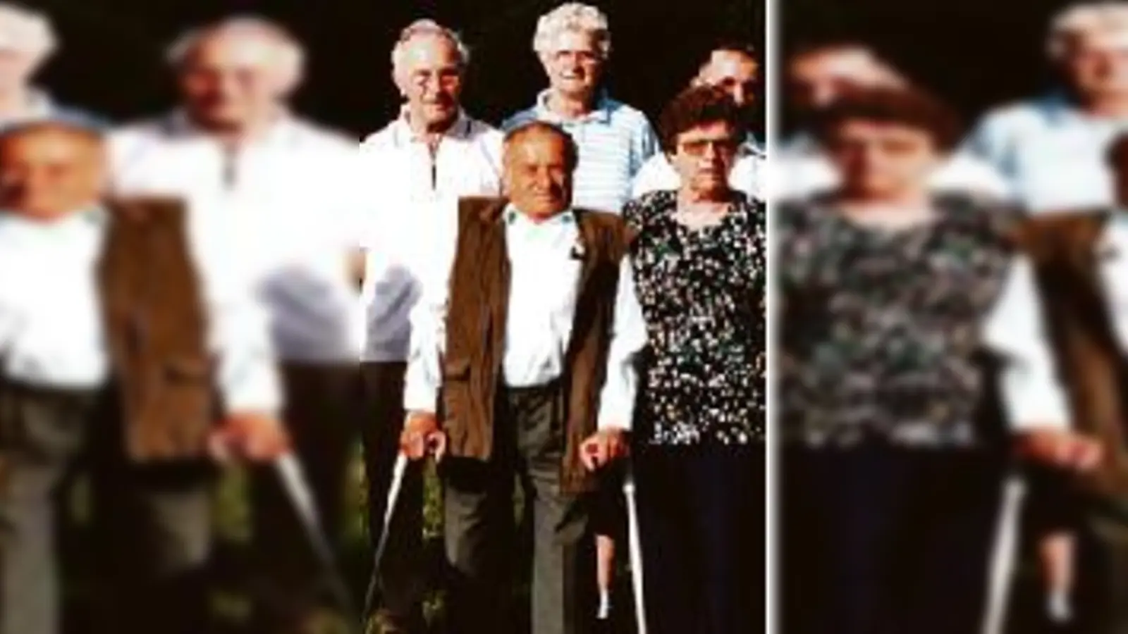 Der neue Vorstand des VdK Moosach mit dem Ehrenvorsitzenden Max Weber (vorne links).  (Foto: VdK)