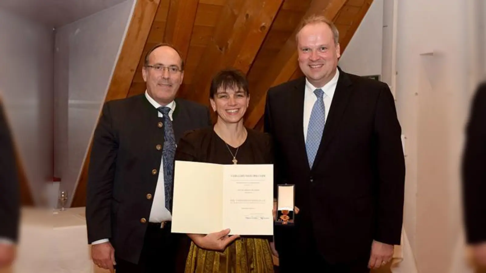 Hohenbrunns Bürgermeister(l.) Dr. Stefan Straßmair und Landrat Christoph Göbel(r.) gratulieren Dr. Johanna Feldmeier zur Auszeichnung.  (Foto: Landratsamt München)