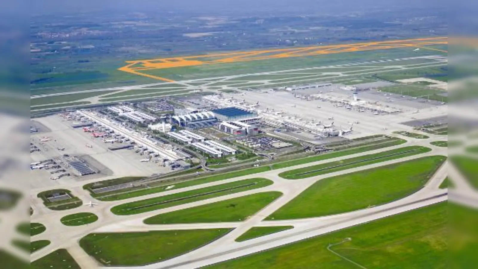 Nordöstlich des Flughafens soll die dritte Startbahn (orange) gebaut werden.    (Foto: Werner Hennies)