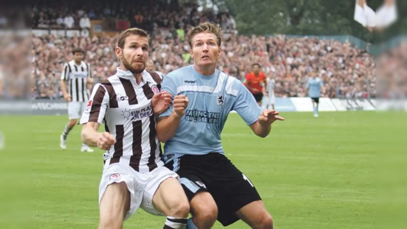 Ex-Löwe gegen Löwe: Markus Thorandt und Manuel Schäffler im Duell auf St. Pauli.  (Foto: A. Wild)