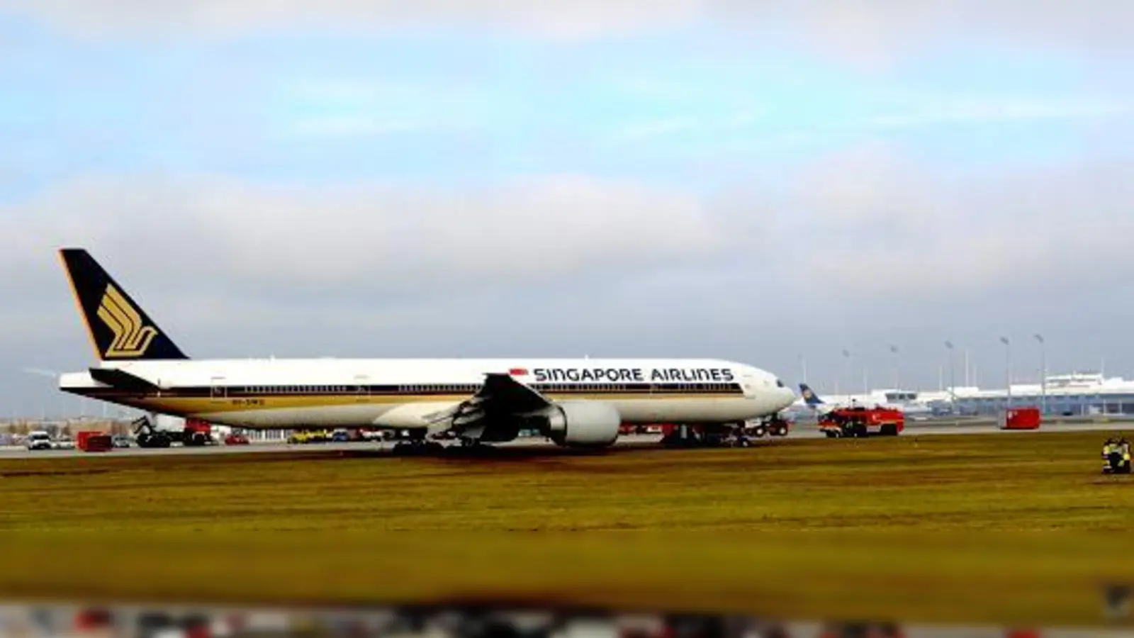 Die gestrandete Boeing 777 nach der missglückten Landung. 	 (Foto: dig-press)