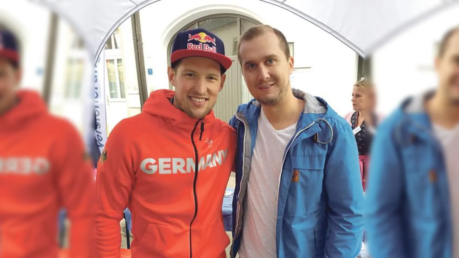 Trainer Dominik Quinlan mit Stürmer Patrick Hager (links) vom aktuellen Deutschen Meister EHC Red Bull München. Beide stürmten zu Nachwuchszeiten zusammen mit viel Erfolg für das DNL-Team der Starbulls Rosenheim, bevor sich die Wege trennten.   (Foto: smg)