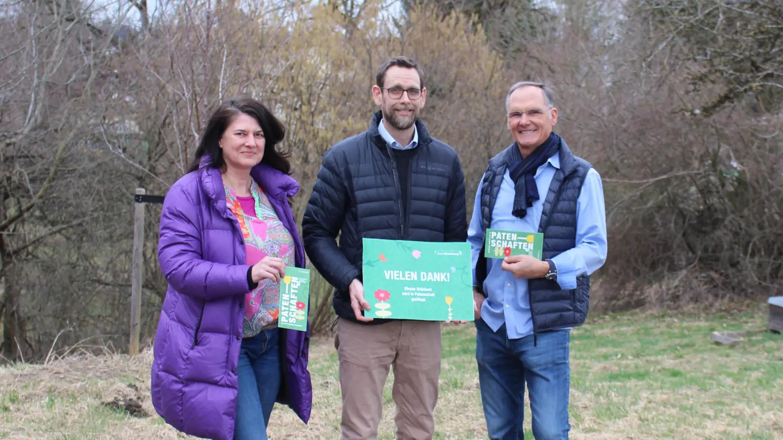 Dorothea Burger (Grünplanung und Naturschutz), 1. Bürgermeister Patrick Janik und der erste offizielle Grünflächen-Pate Hans-Heinrich Risser auf der öffentlichen Streuobstwiese in Percha. (Foto: Stadt Starnberg)