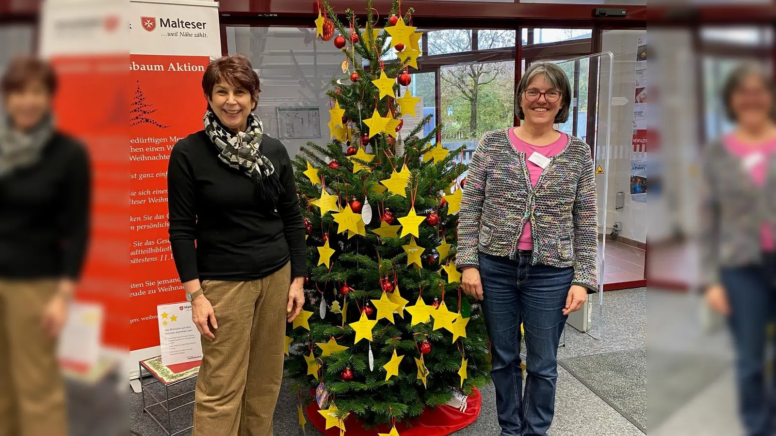 Die Bibliothekarinnen Astrid Schäfer (links) und Elisabeth Driendl mit dem Wunschbaum in der Stadtbibliothek Moosach. (Foto: Stadtbibliothek Moosach)