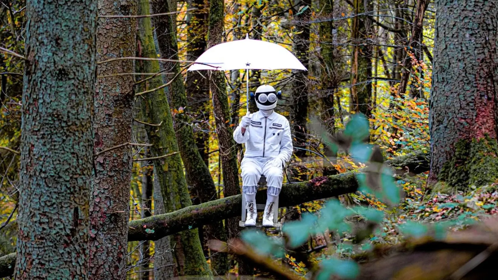 „Sitting in the Rain” ist der Titel dieses Fotos vom Psychonauten. Stafan Seffrin lässt seine Kunstfigur an den unterschiedlichsten Orten auftauchen.  (Foto: © Stefan Seffrin)