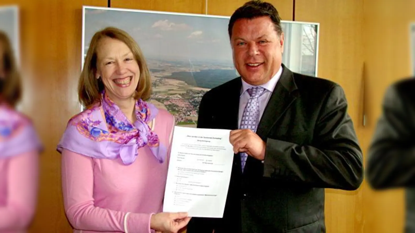 Die Seniorenbeauftragte Bianka Poschenrieder und  Bürgermeister Piet Mayr rufen zur regen Teilnahme an der Seniorenbefragung auf.	 (Foto: Ina Berwanger)