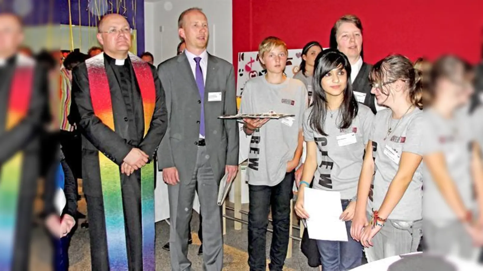 Ein »offener und zugleich geschützter Raum« soll laut Generalvikar Peter Beer (l.) das neue Schwabinger Jugendhaus für seine Besucher sein.	 (Foto: cs)