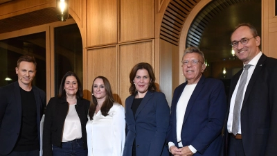 Trafen sich zur Podiumsdiskussion (v.l.): Moderator Jochen Breyer, Lana Reb (Vorständin NYWS), Jenny Doppelhofer (Sozialberatung NYWS), Verena Dietl (Bürgermeisterin LH München), Prof. Dr. Martin Burgi (LMU München), Bernhard Seidenath (MdL). (Foto: Nicolaidis YoungWings Stiftung/Marcus Schlaf)