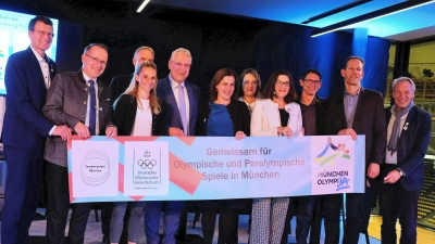 Mit einer hochkarätig besetzten Podiumsdiskussion haben die Befürworter der Olympiabewerbung punkten können. Mit von der Partie unter anderem: Sportminister Jochen Herrmann, Marion Schöne (Olympia Park GmbH), Michael Teuber, Bürgermeisterin Verena Dietl und Christian Tröger.  (Foto: Robert Bösl)