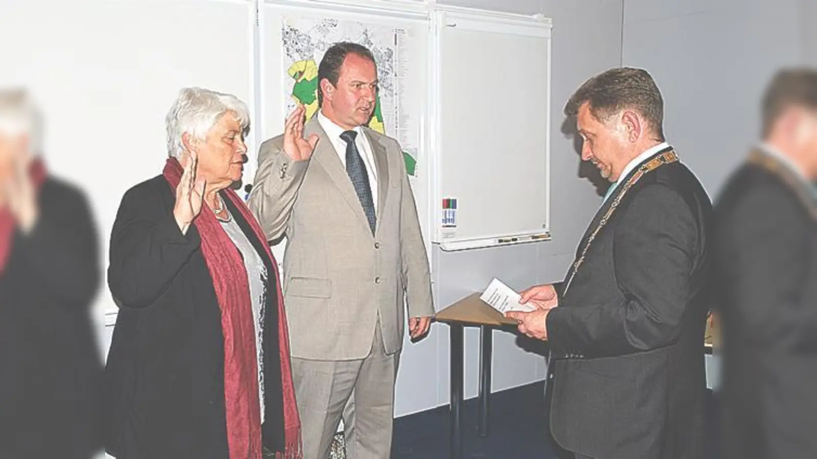 Der Erste Bürgermeister Klaus Korneder vereidigt Iris Habermann und Michael Hagen.	 (Foto: privat)