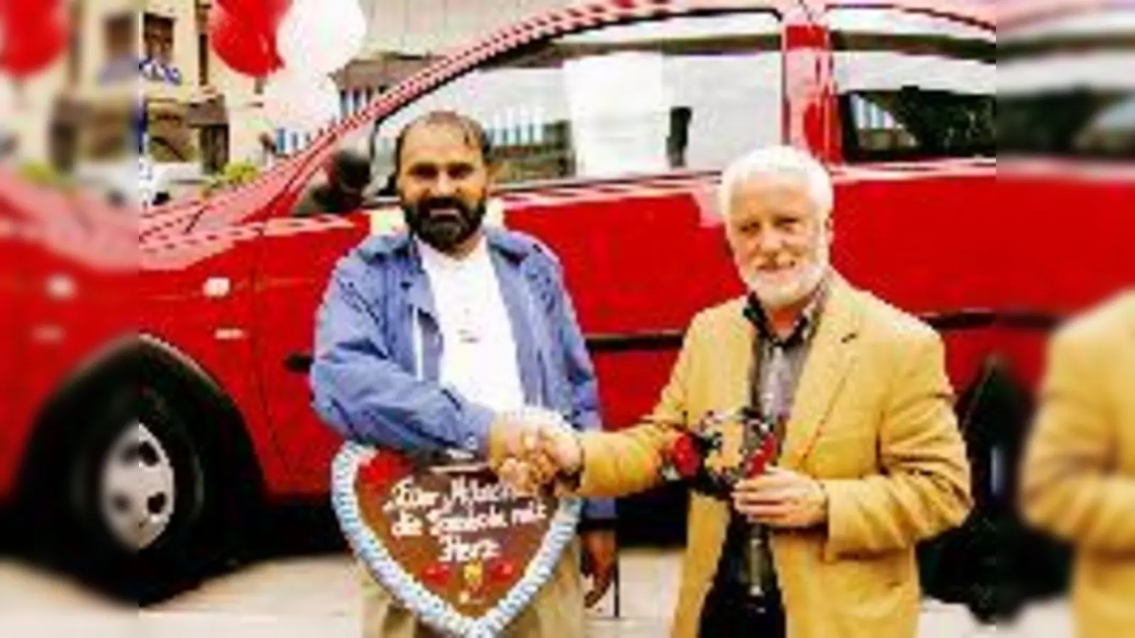 Avtar Singh freut sich auf sein neues Zweirad, das Herbert Flammensbeck noch als Modell in Händen hält.	 (Foto: VA)