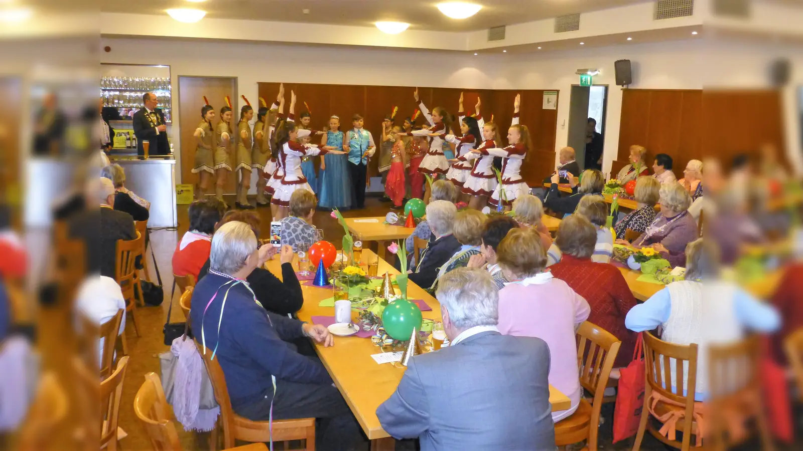Die Kindergarde des OFC Karlsfeld begeisterte mit ihren Tänzen die Plieninger Senioren. (Foto: Georg Rittler)