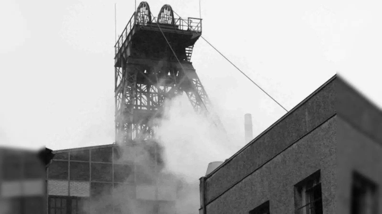 Rolf Meise zeigt Fotografien von Anlagen der noch intakten Betriebe. (Foto: Aug)
