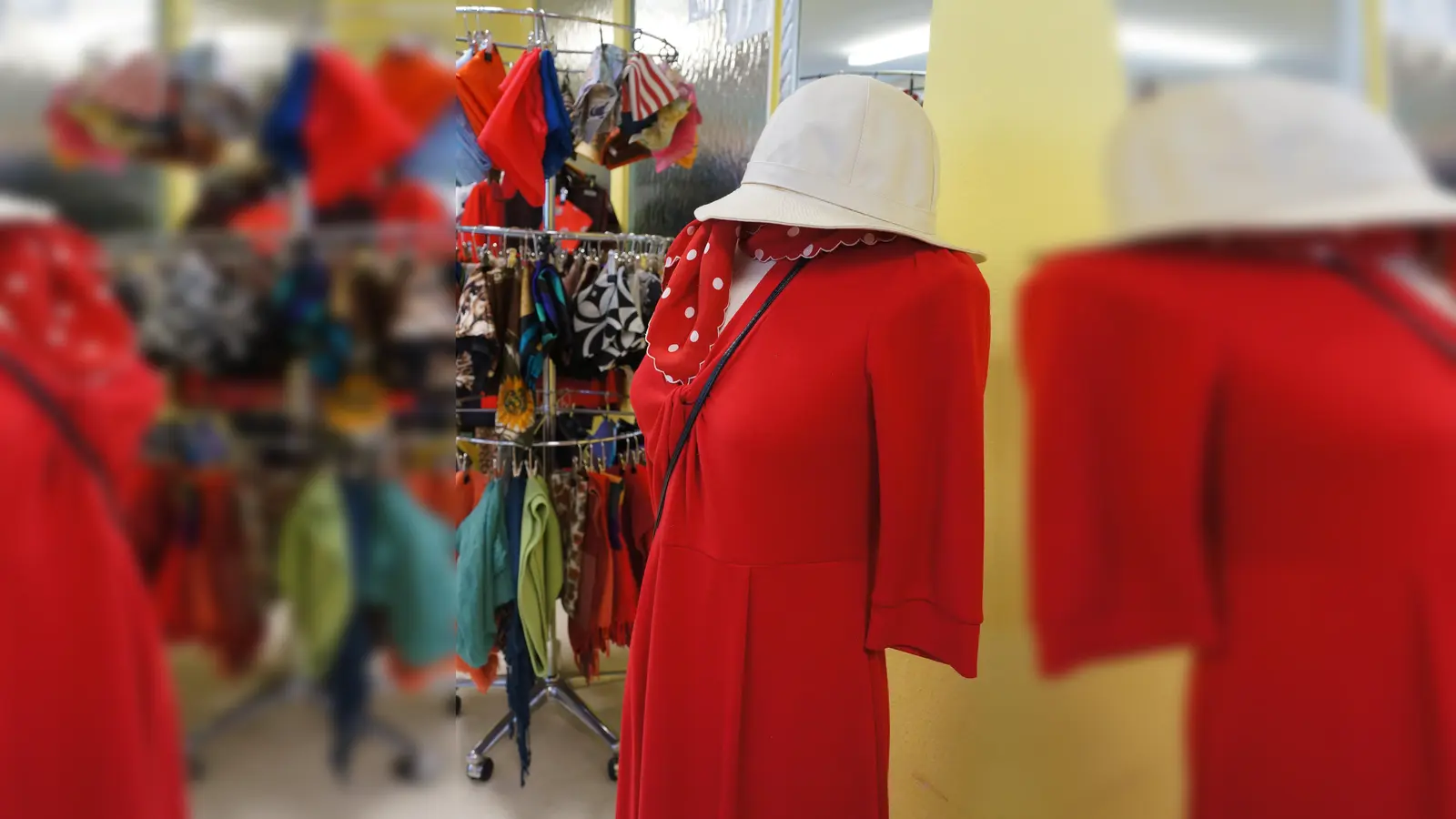 In der Klawotte in Ottobrunn wartet noch jede Menge Sommerware auf die Besucher. (Foto: hw)