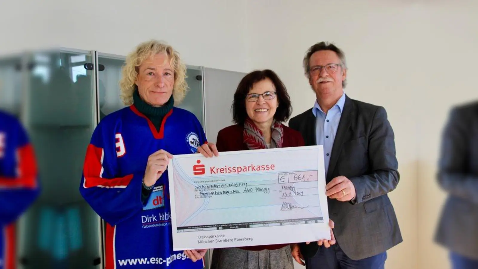 Geniales Derby mit gutem Spendenergebnis (von links): Micha Rabeneck (Initiator und Organisator des Eishockey-Spiels), Monika Koch (AWO-Leiterin in Planegg) und Heinrich Hofmann (Schirmherr und Bürgermeister) bei der Scheckübergabe. (Foto: us)