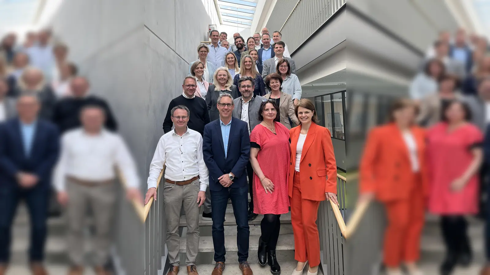 Was braucht die Wirtschaft vor Ort: Darüber diskutierten die Teilnehmer der IHK-Sitzung mit (vorne von links) Gastgeber Johannes Kiehl, Michael Schrodi, Beate Walter-Rosenheimer und Katrin Staffler. (Foto: IHK)