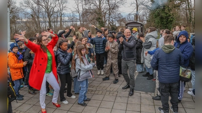 Zur Begrüßung wurde gemeinsam gesungen und getanzt: Rektorin Katharina Casper und Bürgermeister Christian Schiller mit den Kindern im Schullandheim Wartaweil (Foto: Gemeinde Herrsching)