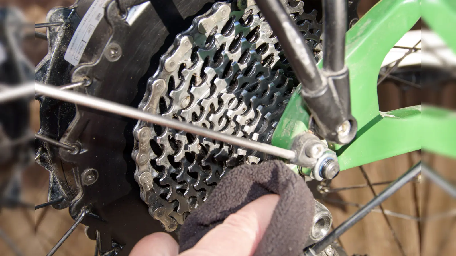 Für Reparaturen, aber auch für das Justieren von Schaltwerk und Bremsen, braucht es gutes Werkzeug, Wissen und Erfahrung. (Foto: Bärbel Zankl )