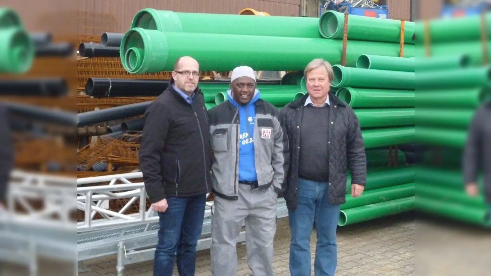 Gelungene Integration ganz ohne „Projekt” (von links): Erwin Dittenhauser (Geschäftsführer des Ausbildungsbetriebs Kastenmüller-MAUSS BAU), Maurerlehrling Aliou Ndiaye aus dem Senegal und Horst Ittstein (Asylhelferkreis Nachbarschaftshilfe Geisenfeld). (Foto: Itt)