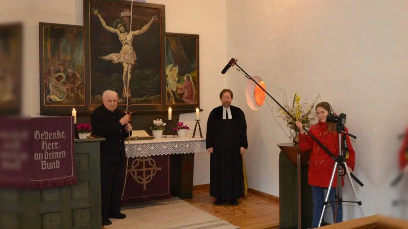 Otto Arendt, Pfarrer Rainer Mogk und Melanie Mogk bei den Dreharbeiten für den Gottesdienst (Foto: Rainer Mogk)