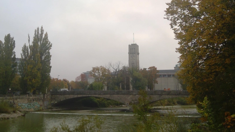 Auf einer Kiesbank unter der Corneliusbrücke fand die Polizei das Kind.  (Foto: bas)