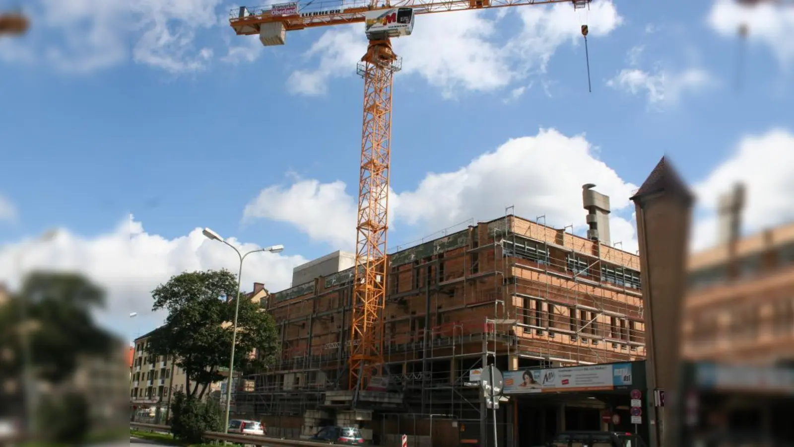 Das Beck-Haus ist immer noch eingerüstet, ein Ende der Bauarbeiten nicht in Sicht. Aldi hat sich deshalb zurückgezogen. (Foto: tg)
