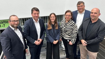 Information vor Ort (von links): Dr. Michael Holland (Abteilungsleiter Öffentliche Sicherheit und Ordnung), Bayerns Innen- und Integrationsstaatssekretär Sandro Kirchner, Sabine Ziegler (Abteilungsleitung Kommunale und soziale Angelegenheiten), Getrud Euba (Sachgebietsleitung Sozialwesen), Landrats Stefan Löwl und Alexander Dallmayr (Sachgebietsleitung Ausländerwesen). (Foto: Landratsamt Dachau, Wolfgang Reichelt)