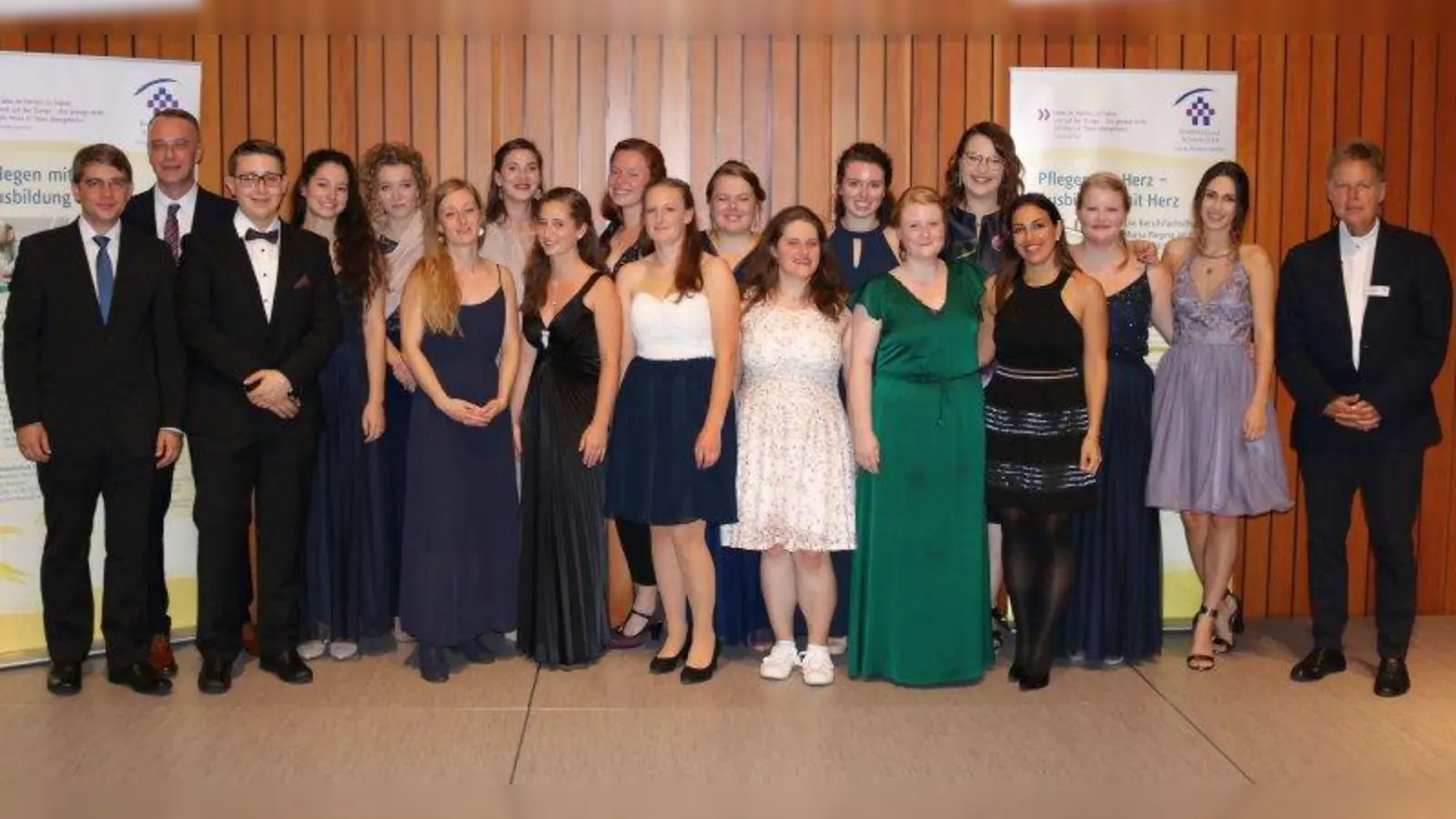 Die Absolventinnen und Absolventen der Berufsfachschule für Krankenpflege Maria Regina mit Schulleiterin Gabriela Reger (r.) und Kursleiter Johannes Kettenberger (l.). (Foto: Barmherzige Schwestern)