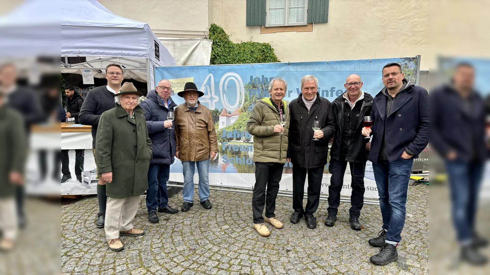 Das 40. Weinfest im 50. Jahr des Bestehens des Vereins Freunde Schloss Blutenburg wurde von (v.l.) Max Faltlhauser, Kurt Müller-Brand, Johannes WImmer, dem ehemaligen Pfarrer Klaus-Günther Stahlschmidt, Andreas Ellmaier, Johann Wittmann sowie den Geschäftsleitern des Events Südliche Weinstraße, Karl Bisschoff und Bernd Wichmann, eröffnet. (Foto: Ulrike Seiffert)