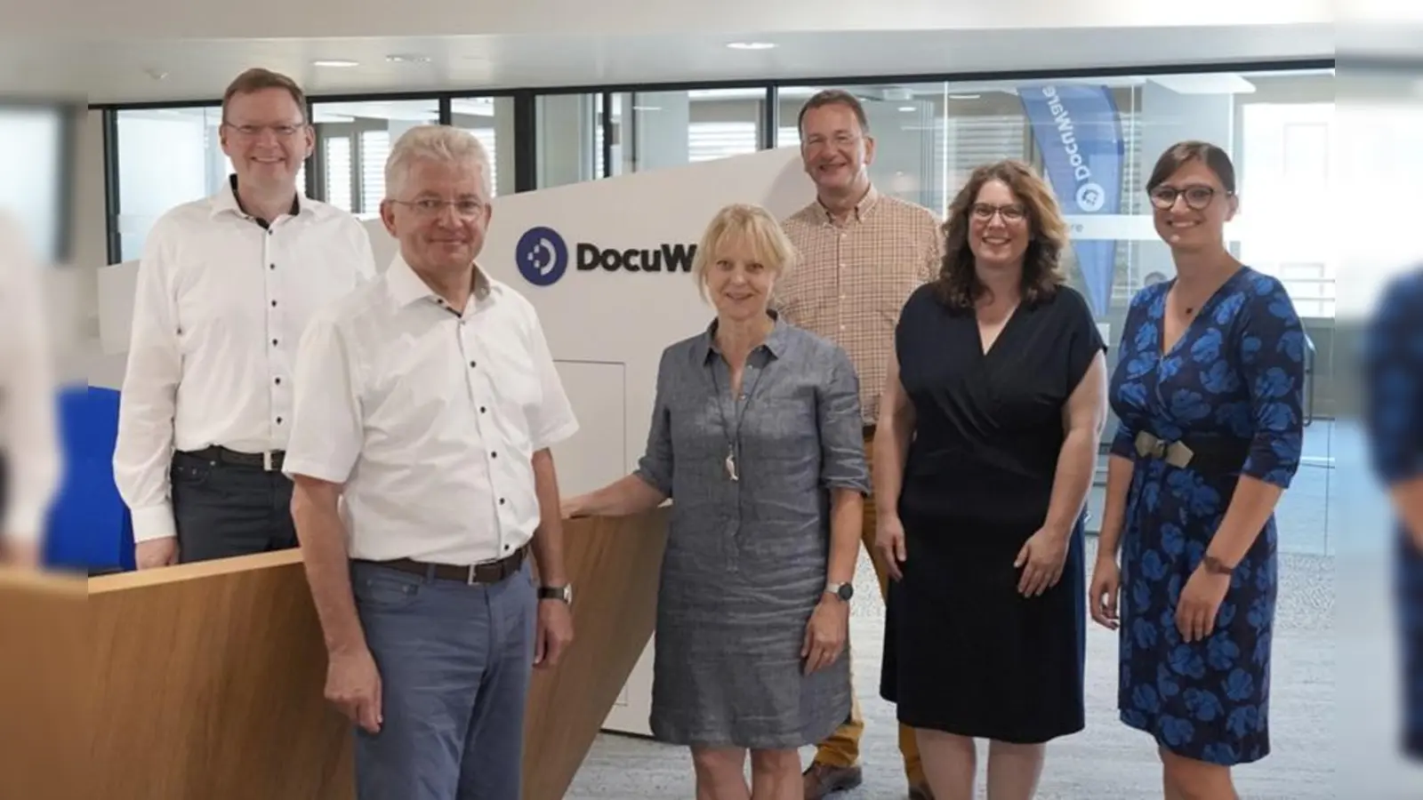 Informationsbesuch: v.l. Dr. Michael Berger und Max Ertl (DocuWare), Petra Tech (Standortförderung), OB Andreas Haas, Stadträtin Katrin Schmidt und Sabina Molka (DocuWare) (Foto: Stadt Germering)