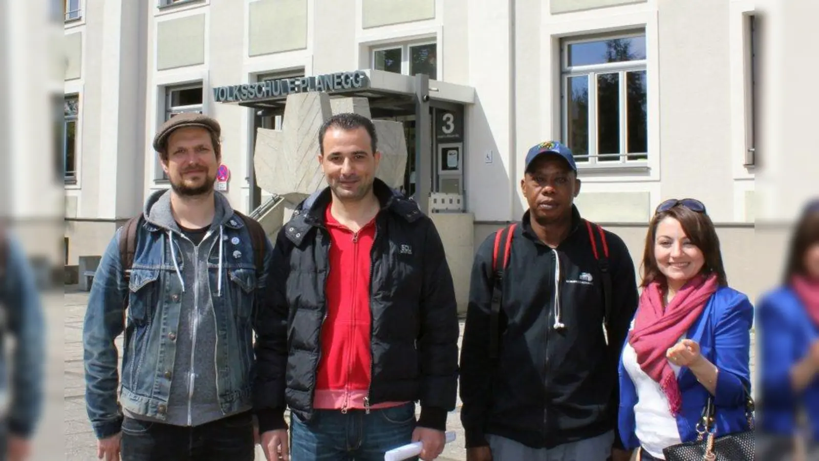 Christian Krapp (l.) und Heghine Bornemann mit neuen Kursteilnehmern aus Syrien und Sierra Leone vor der Grundschule Planegg (Foto: US)