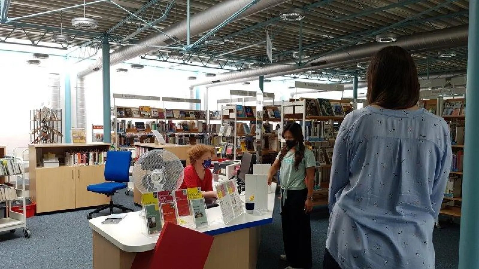 Unter Beachtung von Abstands- und Hygieneregeln ist ein Besuch in der Stadtbibliothek Laim wieder möglich. (Foto: Münchner Stadtbibliothek)