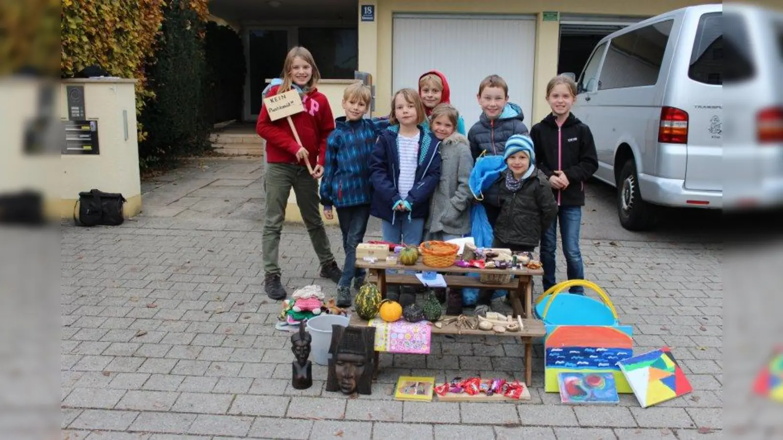 Haben dem Plastikmüll den Kampf angesagt (von links): Jana, Kilian, Antonia, Luis, Sarah, Laurenz, Elias und Maria. (Foto: sb)