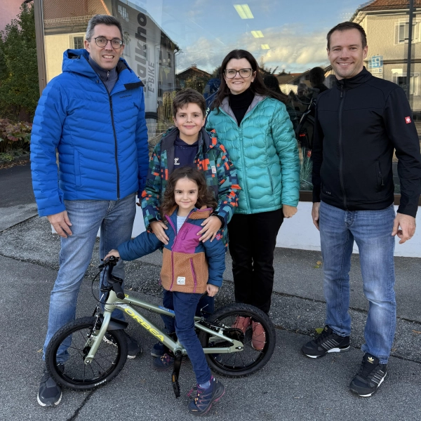 Freude bei der Übergabe des Fahrrads (v.l.): Frank Zellner (CSU-Ortsvorsitzender und Bürgermeister Markt Peißenberg), Manuel Eberle mit seiner Schwester Julia, Mama Nadine Eberle und Stefan Schmid (Fahrrad-Shop Peißenberg). (Foto: CSU)
