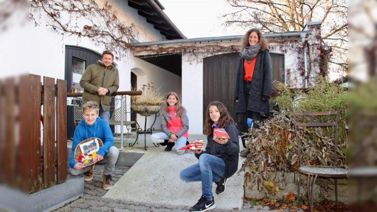 Quirin Schuster vom Otto-von-Taube-Gymnasium und Martina Ottmar von der Gautinger Insel präsentieren mit Schülern die ersten Legorampen. Vier Geschäfte haben sich inzwischen schon bereit erklärt, die Rampen einzusetzen. (Foto: us)