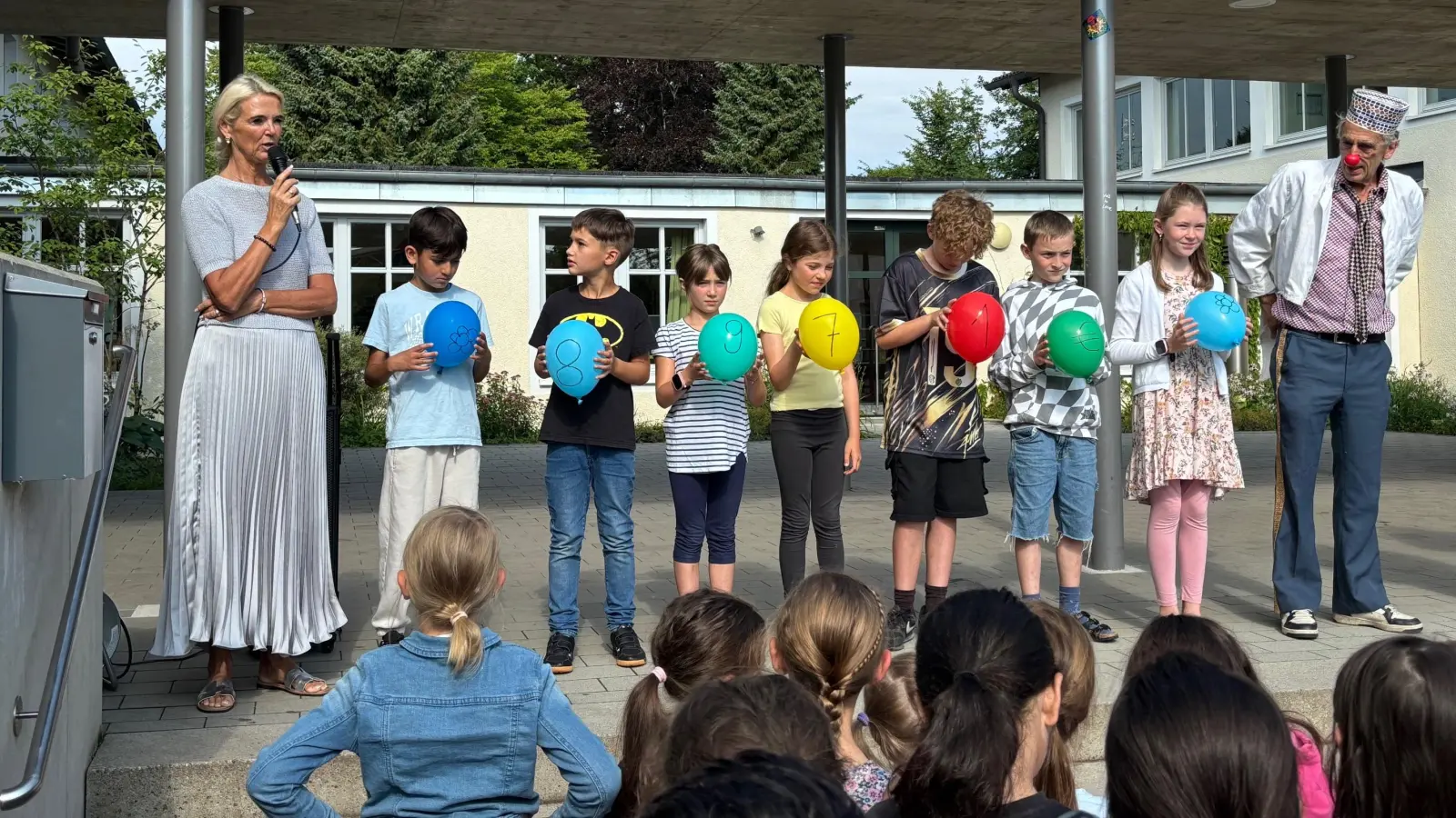 Spendenübergabe der Friedrich-von-Aychsteter Grundschule Sauerlach an KlinikClown „Dr. Willi Schmarrn”, links im Bild Rektorin Astrid Langwieder. (Foto: Schächtele)