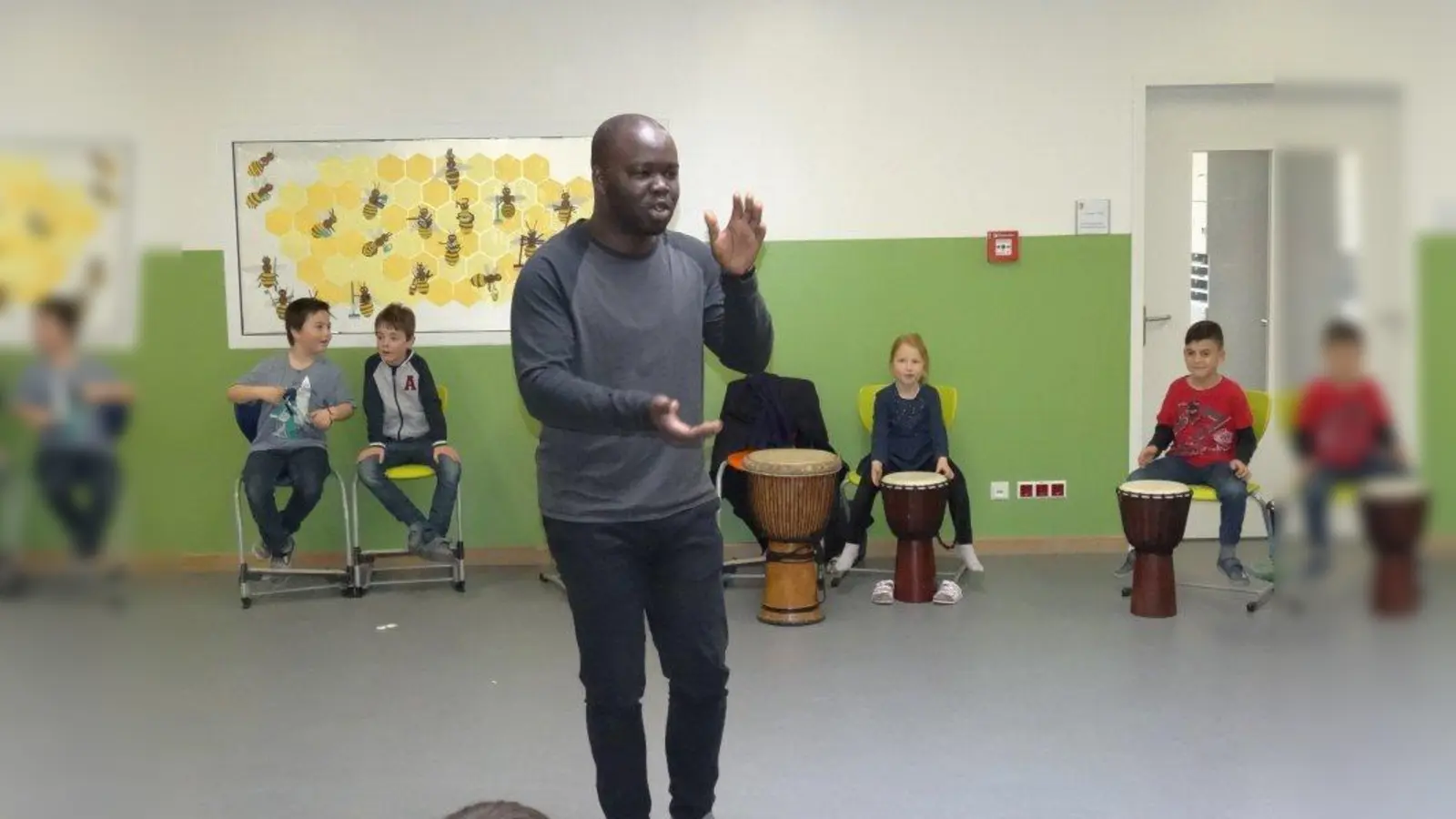 Papi Diedhiou klatscht den Rhythmus vor. Seit 2016 lebt der Senegalese in Deutschland. (Foto: tab)