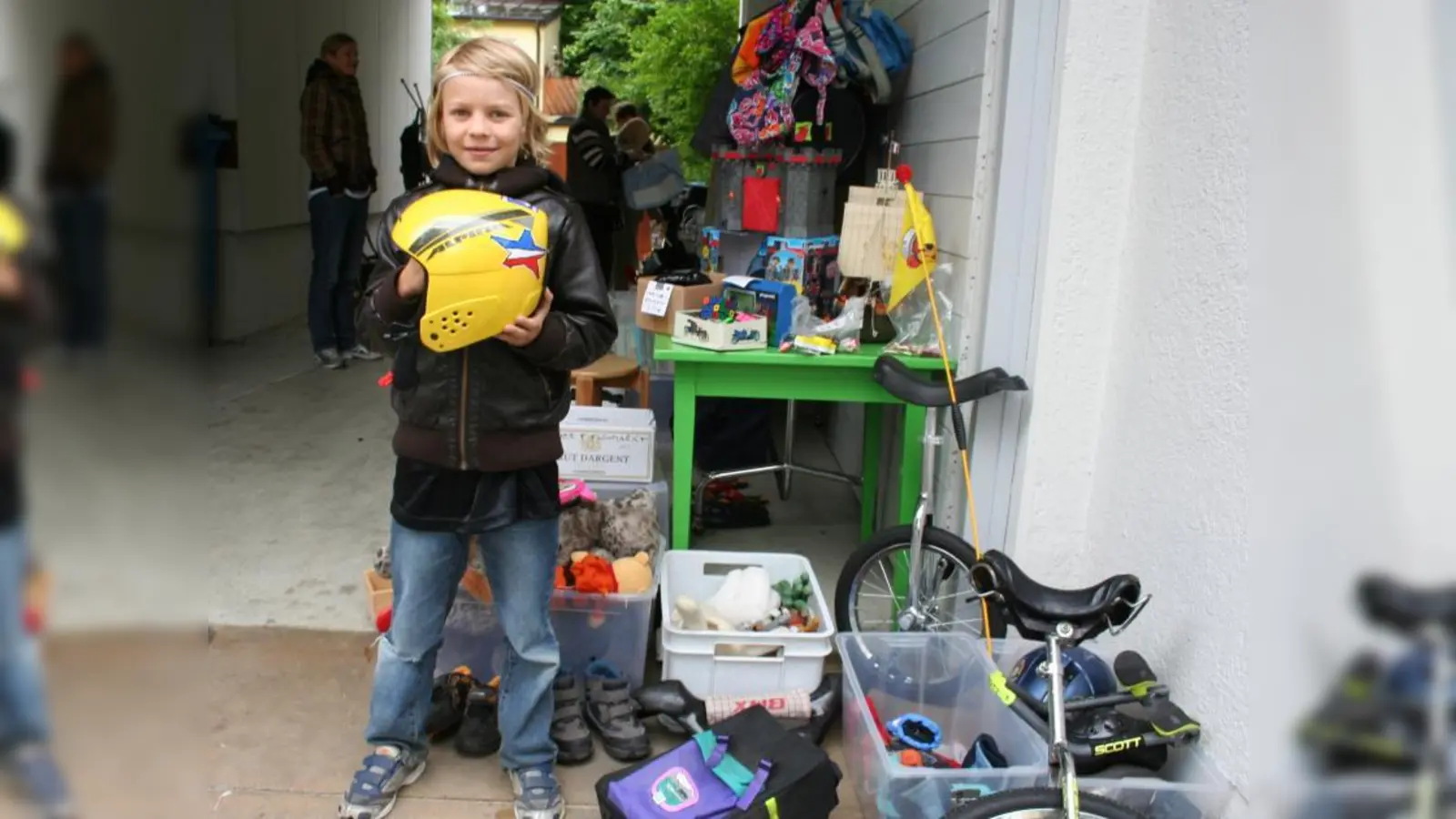 Der achtjährige Anders trennte sich von einigen Spielsachen und wollte darüber hinaus einen Fahrradhelm verkaufen, „um Geld zu verdienen“. (Foto: tg)