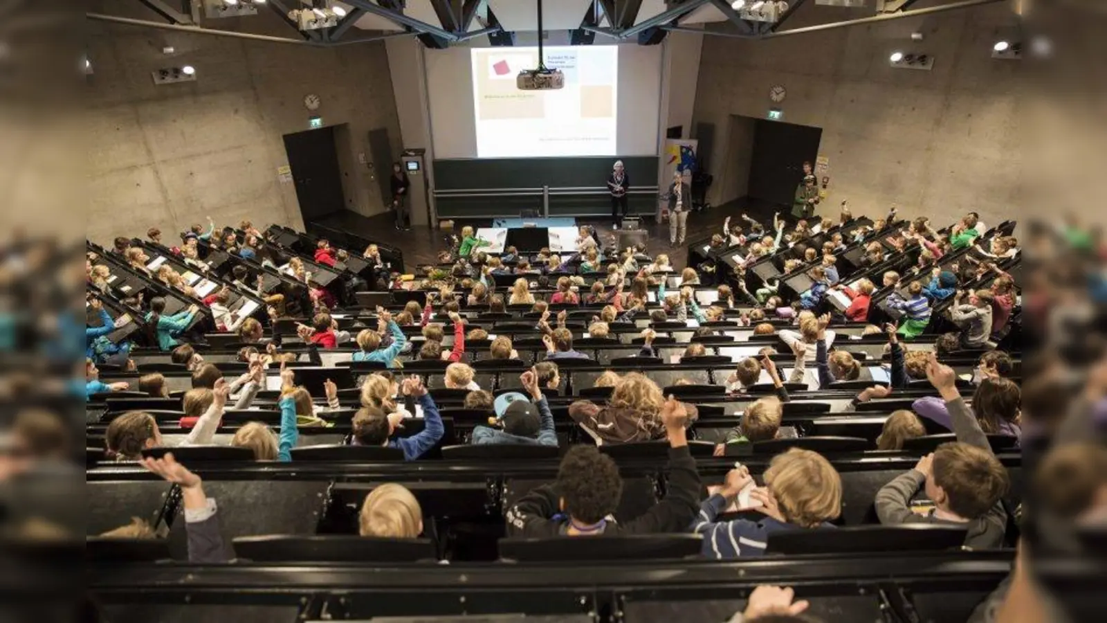In der KinderUni können „Nachwuchs-Wissenschaftler” Vorlesungen zu verschiedenen Themen hören, die von Professoren der Hochschule München gehalten werden. (Foto: pi)