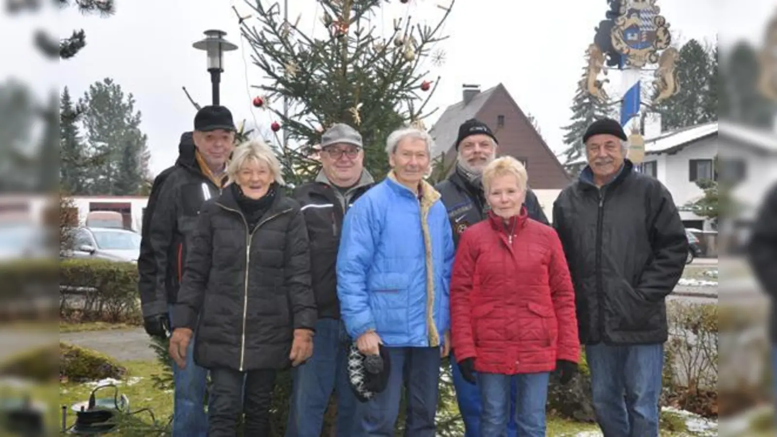 Die Original Truderinger Böllerschützen nach der Baumaufstellung.  (Foto: privat)